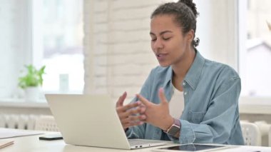 Laptop 'ta Genç Afrikalı Kadın' dan Online Video Sohbeti