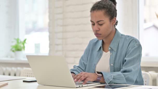 Jeune femme africaine ayant la douleur au cou sur ordinateur portable — Video