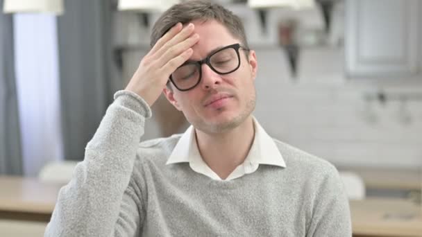 Joven molesto llorando ante la cámara — Vídeos de Stock