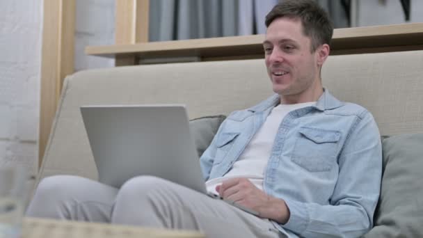 Video Chat no Laptop at Home por jovens — Vídeo de Stock