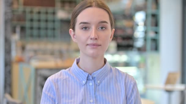Portrét mladá podnikatelka ukazující prstem — Stock video