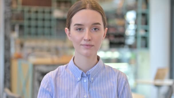 Portrét Ok Přihlásit se Radostná mladá podnikatelka — Stock video