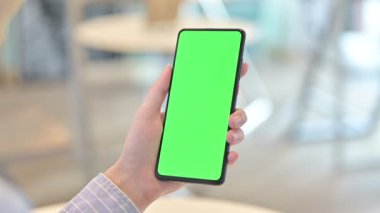 Krom Ekran ile Akıllı Telefonu Tutan Kadın Elinin Arka Görünümü