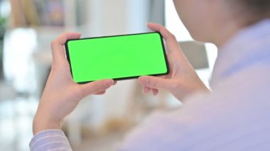 Krom Ekran ile Kadın Görünümlü Akıllı Telefonun Arka Görünümü