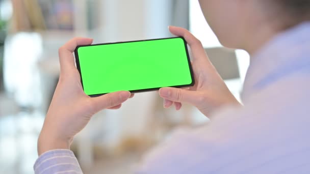 Vista posteriore dello smartphone di visualizzazione femminile con schermo cromato — Video Stock