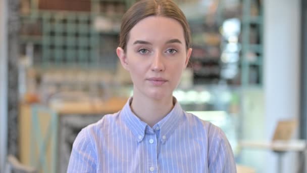 Portrét mladé podnikatelky Křížová ruka, Ne — Stock video