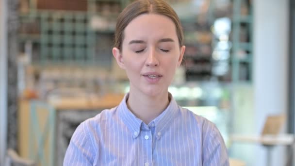 Retrato de una joven empresaria gritando, gritando — Vídeos de Stock