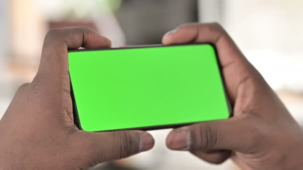 Primer plano de la pantalla clave de croma verde horizontal de Smartphone — Vídeo de stock