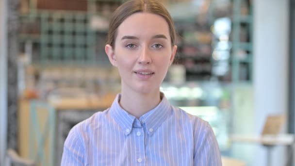 Portrait de jeune femme d'affaires motivée applaudissements, acclamations — Video