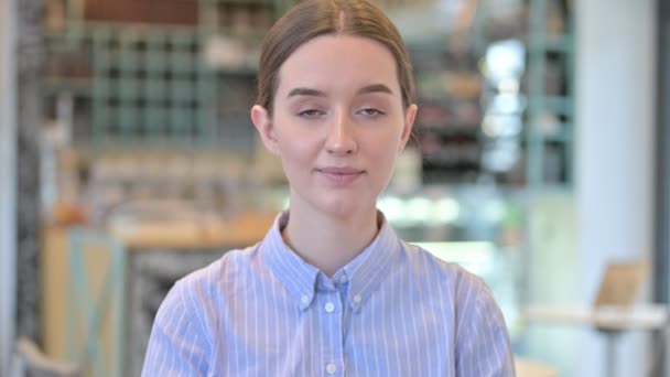 Портрет успешной молодой предпринимательницы, празднующей — стоковое видео