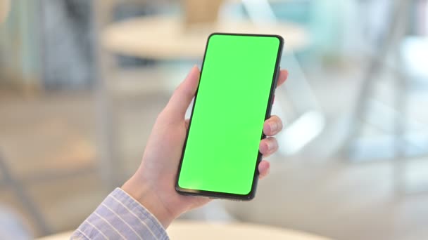 Achteraanzicht van vrouwelijke hand met behulp van Smartphone met Chroma Screen — Stockvideo