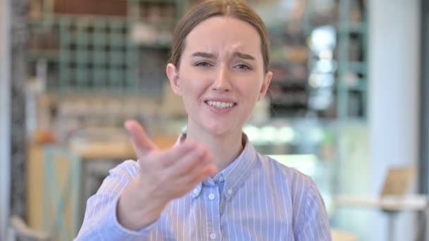 Портрет анонсованої молодої бізнес-леді сперечаючись, бійка — стокове відео