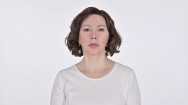 Hasta yaşlı kadın beyaz arka planda öksürüyor.