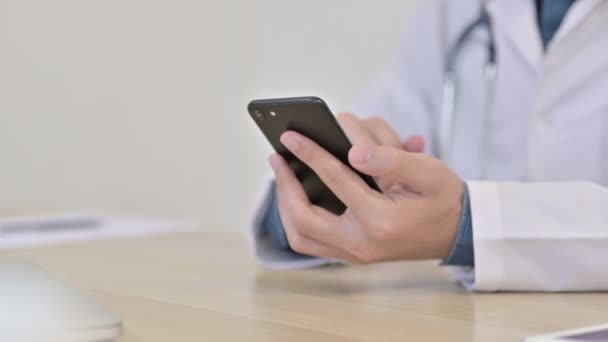 Närbild av läkare med hjälp av smartphone — Stockvideo