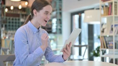 Genç İşkadını Kafe 'de Tablette Kutlama Yapıyor, Başarı