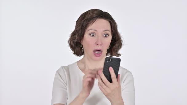 Mulher velha com perda no smartphone, fundo branco — Vídeo de Stock