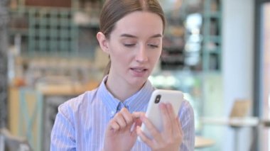 Smartphone 'da Kaybın Portresi Yazan Genç İş Kadını