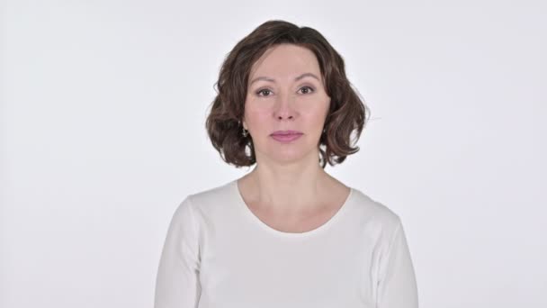 Gammal kvinna chockad uttryck på vit bakgrund — Stockvideo