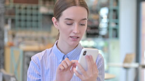 Portrait of Loss on Smartphone by Young Businesswoman — Stock Video