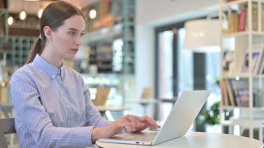 Cafe 'deki Genç İş Kadını Dizüstü bilgisayarında Kayıp