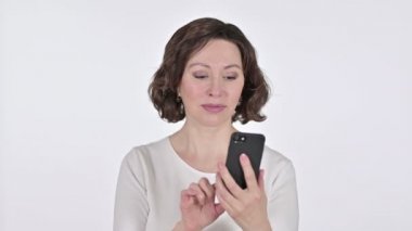 Beyaz Arkaplanda Akıllı Telefon Kullanan Yaşlı Kadın