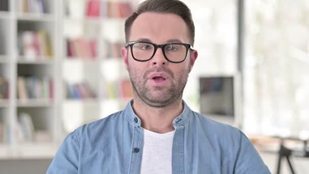 Gözlüklü Genç Adamı Reddetmek, Hoşlanmamak — Stok video