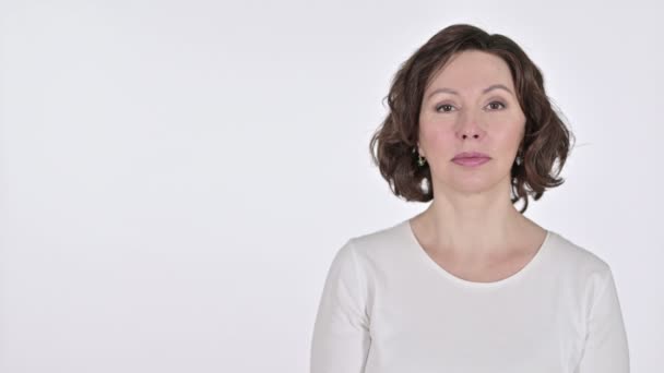 Alte Frau zeigt auf Produkt auf weißem Hintergrund — Stockvideo
