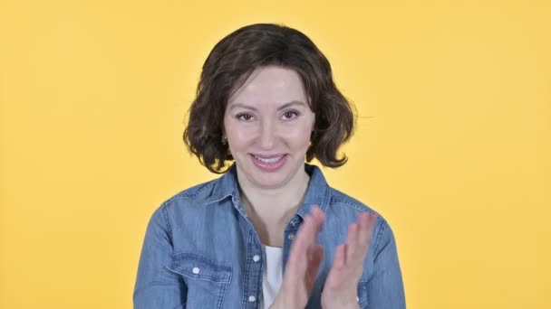 Cheering, Vieille femme applaudissant sur fond jaune — Video