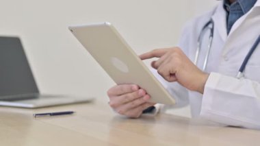 Tablet kullanan Doktorun Elleri Kapat