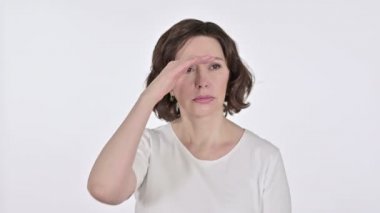 Aranan, Yaşlı Kadın Beyaz Arkaplanda Bakınıyor