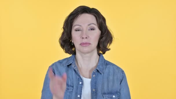 No, Finger Sign de Old Woman sobre fondo amarillo — Vídeo de stock