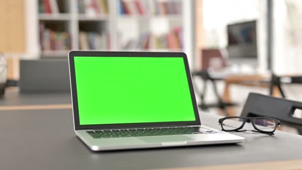 Moderner Laptop mit offenem Chroma-Bildschirm auf dem Tisch — Stockvideo