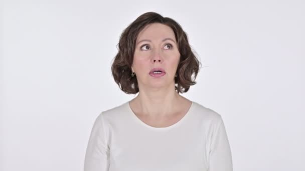 Angst vor dem Ausdruck einer alten Frau auf weißem Hintergrund — Stockvideo