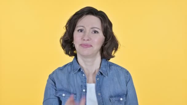 Colère vieille femme argumentant sur fond jaune — Video