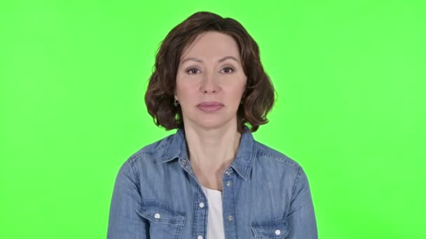 Irritado velha mulher repreendendo no verde Chroma Key Background — Vídeo de Stock