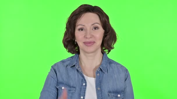 Pouces levées par Vieille Femme Positive, Vert Chroma Key Background — Video