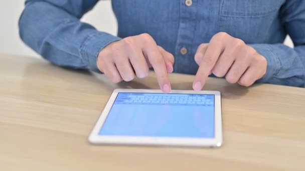 Close-up van Man Hand Typing op Tablet — Stockvideo
