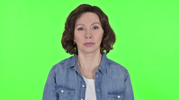Stará žena ukazuje a zve na zelené Chroma Key pozadí — Stock video