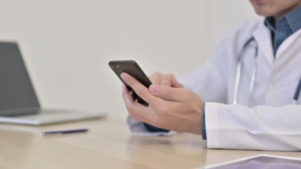 Χέρια του γιατρού χρησιμοποιώντας Smartphone Κοντινό πλάνο — Αρχείο Βίντεο