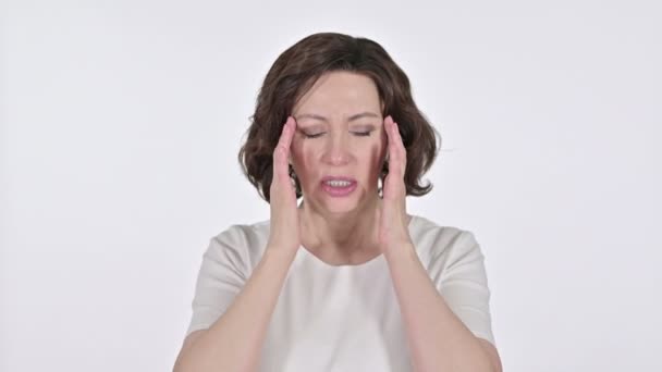 Alte Frau mit Kopfschmerzen auf weißem Hintergrund — Stockvideo