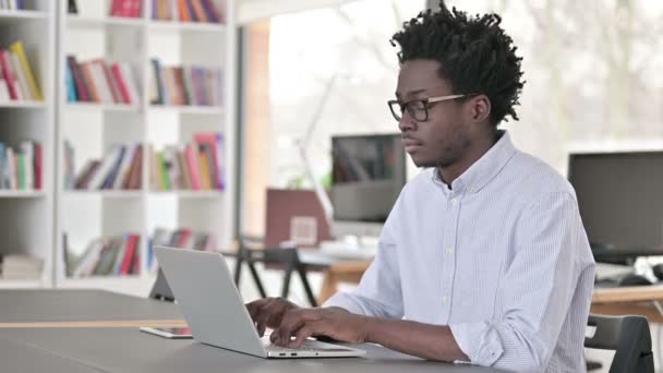 Pollici alzati dall'uomo africano che lavora sul computer portatile — Video Stock