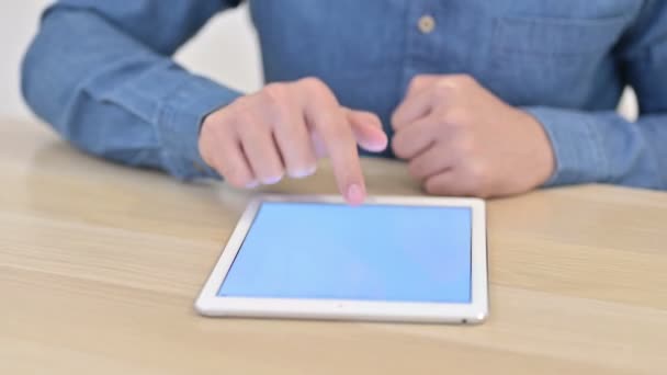 Κοντινό πλάνο των αρσενικών χεριών χρησιμοποιώντας ψηφιακή ταμπλέτα — Αρχείο Βίντεο