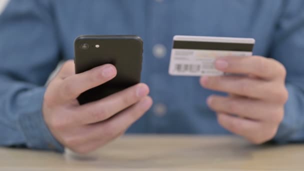 Fermer Paiement en ligne sur Smartphone par Homme — Video