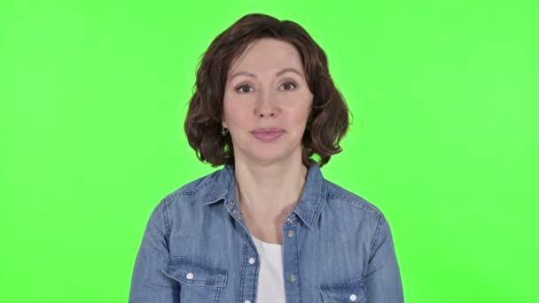 Velha mulher excitada comemorando em verde Chroma Key Background — Vídeo de Stock