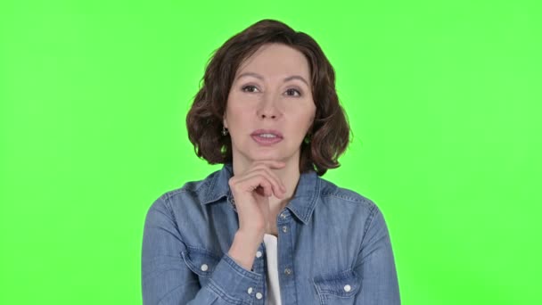 Gamla kvinna tänker på nya idéer om grön Chroma Key Bakgrund — Stockvideo