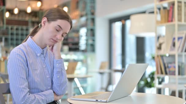 थकलेला युवा व्यवसाय महिला घेऊन नॅप में कॅफे — स्टॉक व्हिडिओ