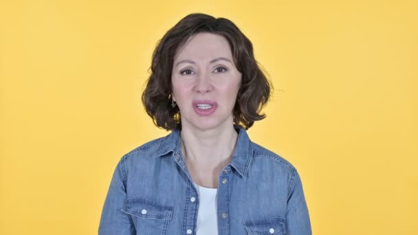Old Woman having Loss on Yellow Background, Failure — Αρχείο Βίντεο