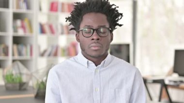 Genç Afrikalı Başı Ağrıyor, Baş Ağrısı