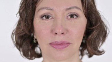 Gülümseyen yaşlı kadın yüzüne yakın çekim, Neşeli