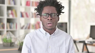 Üzgün Genç Afrikalı Kayıp 'a Tepki Veriyor